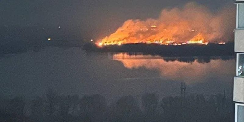 Спасатели и ГСЧС борются с огнем у озера Тягле, КГГА просит полицию расследовать обстоятельства пожара