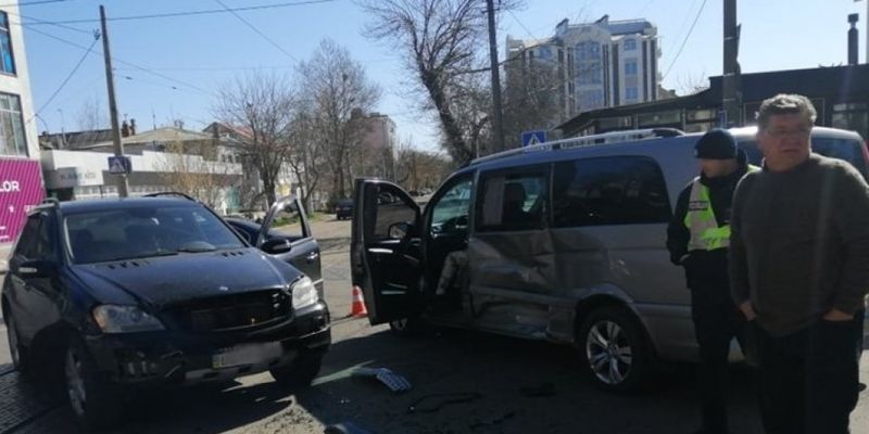 В ДТП с участием двух Mercedes в Николаеве попал депутат горсовета