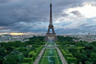 Возле Эйфелевой башни в Париже появился 600-метровый арт-объект