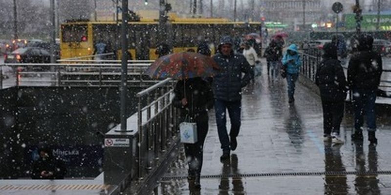Ураганный ветер валил деревья: Киев накрыла непогода, фото и видео