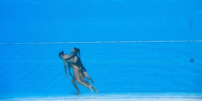 Тренер спасла спортсменку с дна бассейна после потери сознания на ЧМ: фантастические кадры