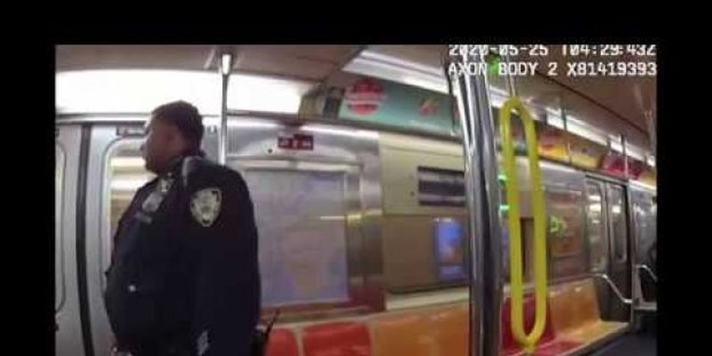 В метро Нью-Йорка полицейский избил пассажира