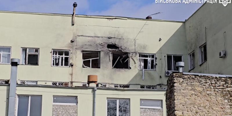 "Як влупило, матінко!": росіяни вдарили по центру Херсона – фото і відео наслідків