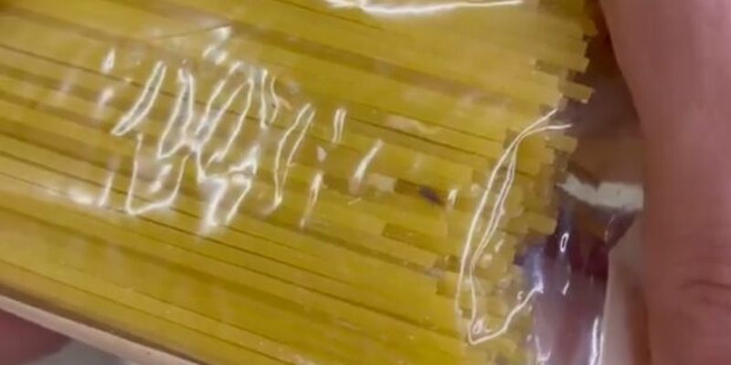 У супермаркеті людям впарюють макарони з живими комахами: "Це новий вид спагеті"