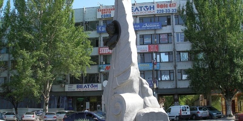 В Запорожье демонтировали памятник Пушкину