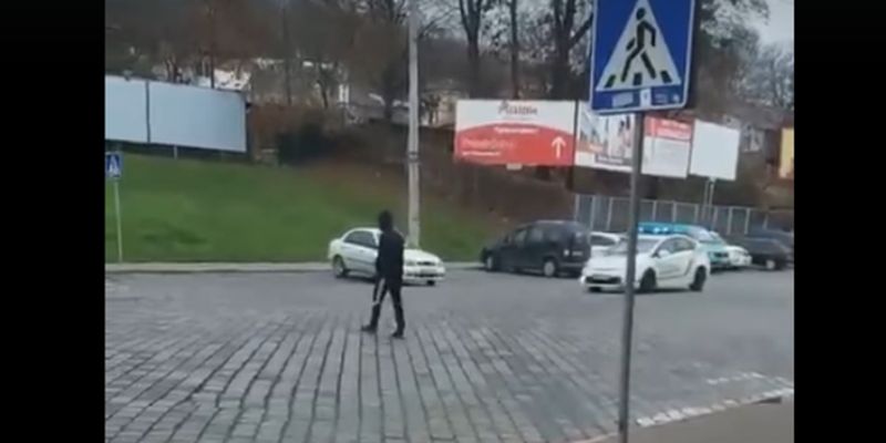 Ради лайков: парень устроил "паркур" на полицейском авто в Черновцах. Видео дерзкой выходки