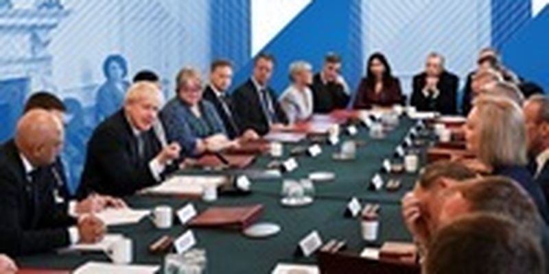 Почти 40 членов правительства Британии уходят в отставку