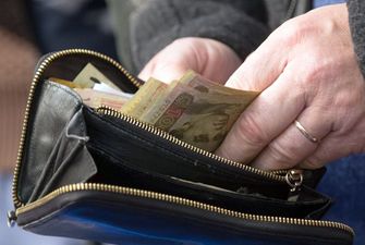 Пенсии перестанут доставлять через «Укрпочту»: всех пенсионеров переведут на карточки