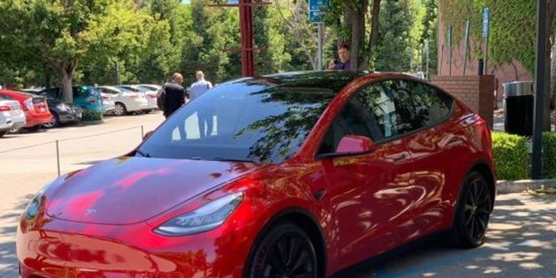 Tesla наближається до України. Компанія відкрила новий сервісний центр