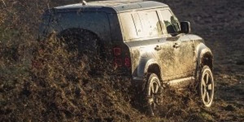 Land Rover Defender снялся в новом фильме о Джеймсе Бонде