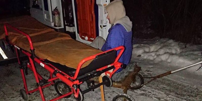 Под Харьковом врачи "скорой" больше километра тянули пациента на тележке: фото