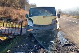 На Закарпатье Opel врезался в припаркованный микроавтобус Mercedes: пострадали четверо детей