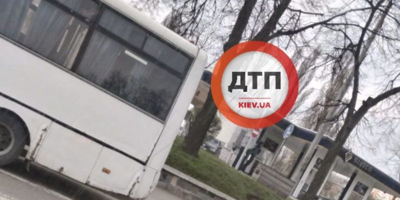 В Киеве маршрутчик, нарушивший карантин, устроил драку с полицией