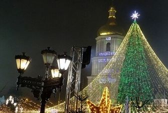 Уже немного поржавела: фото и видео установки главной новогодней елки Украины