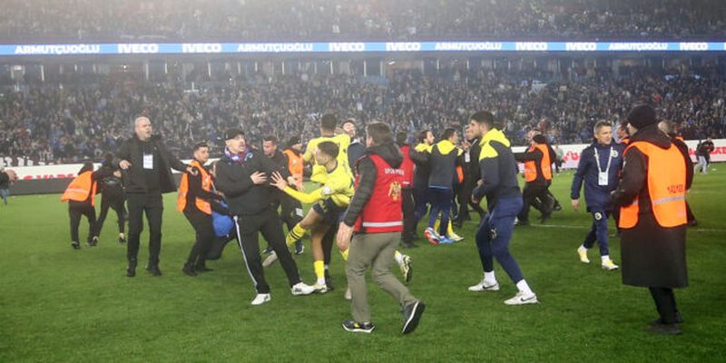 Футболист встретил фаната ударом ногой с разворота: в Турции произошла массовая драка после матча