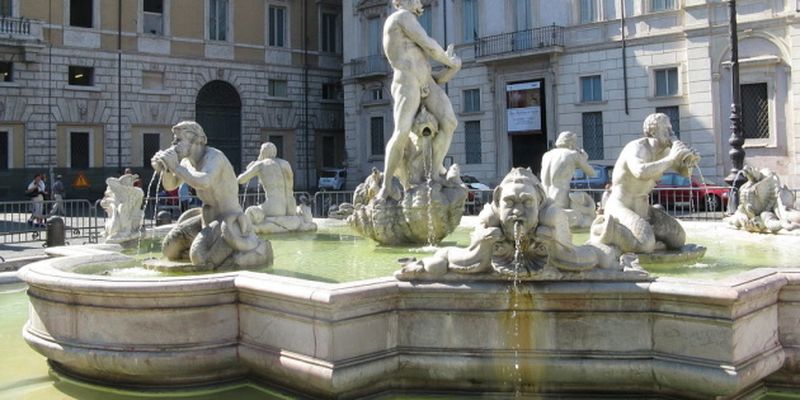 В Риме оштрафовали на полтысячи евро туриста, собиравшего монеты в фонтане