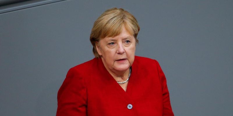 Под панк-рок и с зажженными факелами: Меркель официально попрощалась с должностью канцлера
