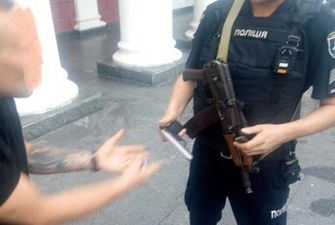 ​Пистолет как аргумент: в Одессе возле мэрии пьяный дебошир открыл стрельбу, фото