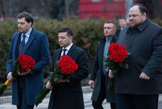Руководители государства возложили цветы к памятникам Шевченко и Грушевскому