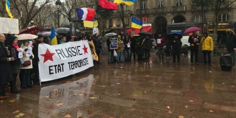 "Нормандська зустріч": українська діаспора влаштувала мітинг в центрі Парижу перед приїздом Зеленського