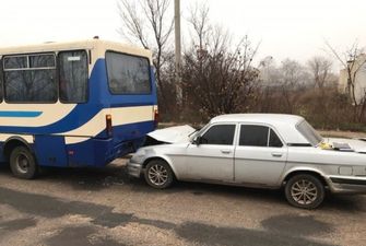 Под Николаевом «Волга» врезалась в неисправный автобус с пассажирами