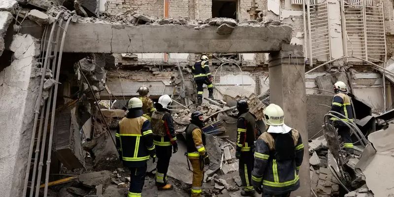 Рятувальники вісім годин розбирали завали у Києві, через атаку постраждали 10 людей