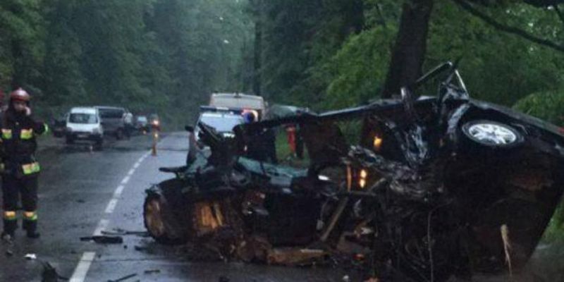 ДТП на Львовщине: авто влетело в дерево, есть погибшие