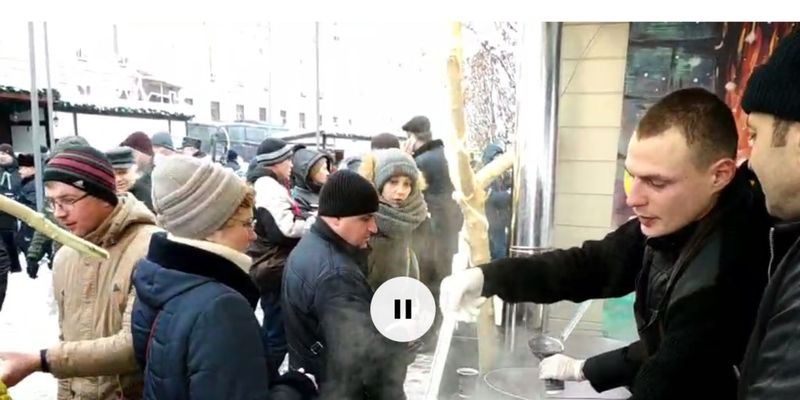 Собор в Киеве: на Софийской площади людей поят горячим вином и орудуют карманники