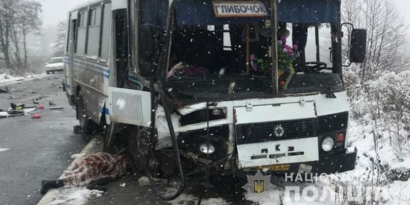 На Тернопільщині жінка вилетіла через лобове скло автобуса і потрапила під його колеса