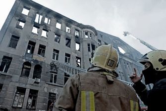Пожар в одесском колледже: спасатели разбирают сгоревшие конструкции и ищут пропавших
