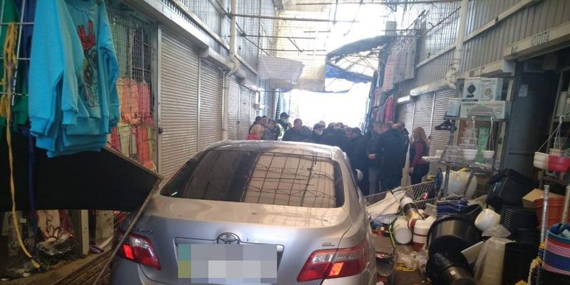 В Харькове Toyota влетела в торговые ряды на рынке, есть пострадавшие
