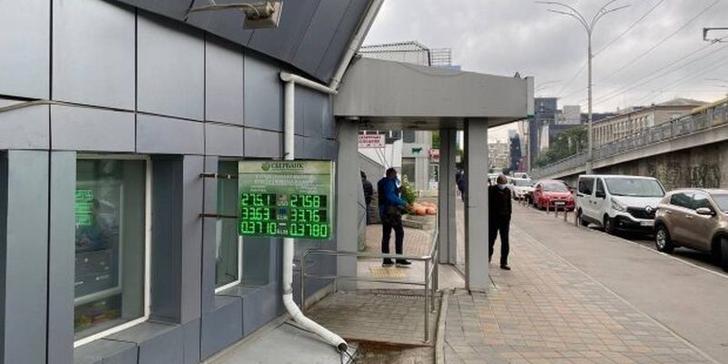 Долар готує українцям "холодний душ" у жовтні: експерти спрогнозували "болючий" курс валют