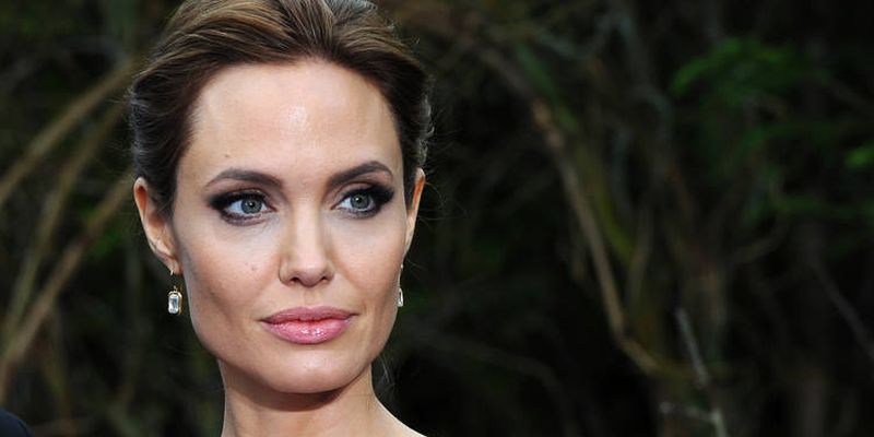 Анджелина Джоли потрясла весь мир своей худобой в фотосессии Elle 