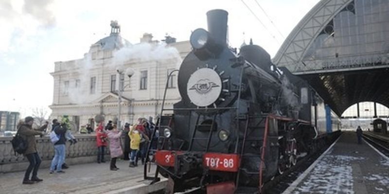 Во Львове запустили новогодний ретро-поезд: график движения и цены