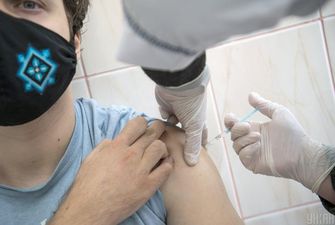 Польща почала вакцинувати від COVID бездомних
