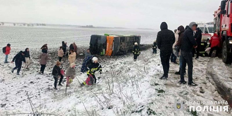 У Хмельницькій області перекинувся набитий пасажирами автобус
