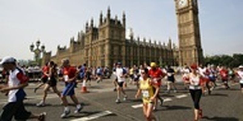 Участник лондонского марафона умер, не добежав 5 км до финиша