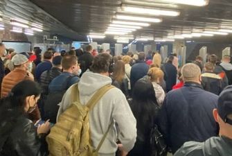 В киевском метро после отмены локдауна образовались огромные очереди: фото