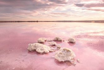 В Україні знайшли магічне рожеве озеро: лікує так, що можна забути про лікарів і аптеки