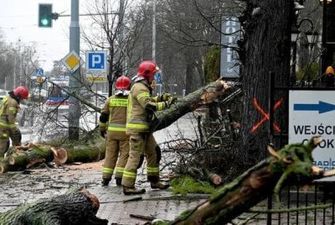Грози з градом і снігові бурі: у Польщі через негоду постраждали люди, заблоковано дороги і немає світла