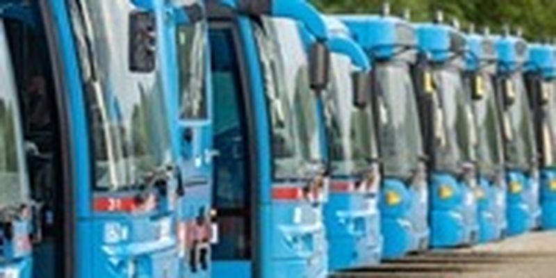 ЕС передал Украине 65 школьных автобусов