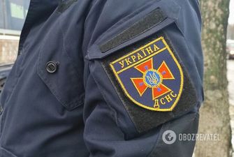 В Киеве спасатели помогли застрявшему в табуретке малышу