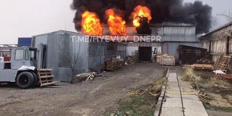 Под Днепром полсотни спасателей тушили пожар на складе автозапчастей. Видео