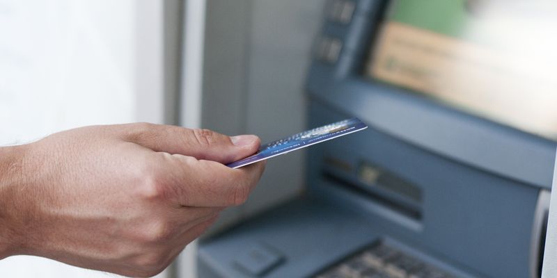 Що робити і куди дзвонити, якщо банкомат "зажував" картку