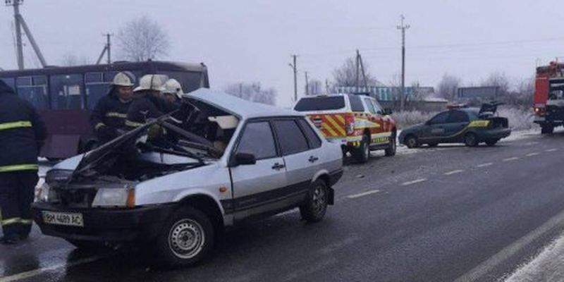 Под Харьковом легковушка протаранила автобус: погибли два человека