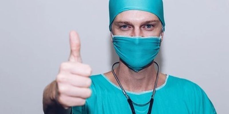 ​Украинским медикам подняли зарплаты: сколько будут получать врачи и медсестры
