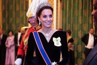 Прийом у Букінгемському палаці: королівська родина продемонструвала розкішні прикраси