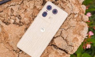 Motorola показала смартфон в главном цвете 2024-го и с деревянным корпусом
