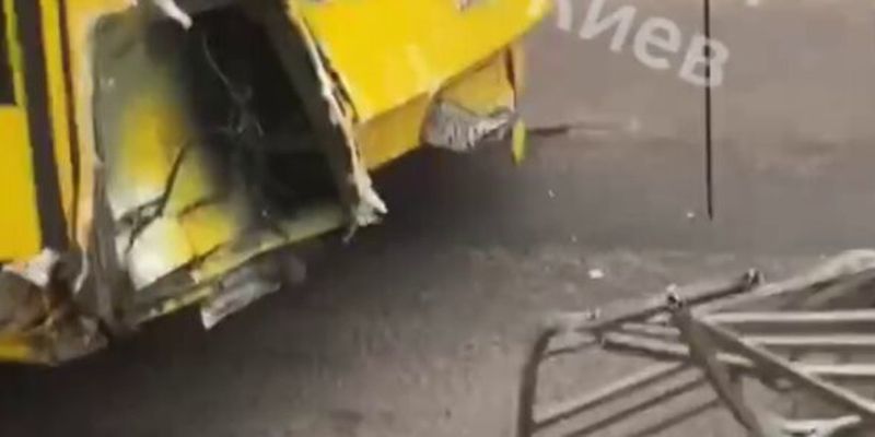 Троллейбус на полном ходу вылетел на тротуар в Киеве: первые детали и кадры ДТП