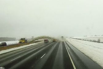 Водитель снегоуборочной машины устроил курьезное ДТП на трассе: пострадали полсотни авто